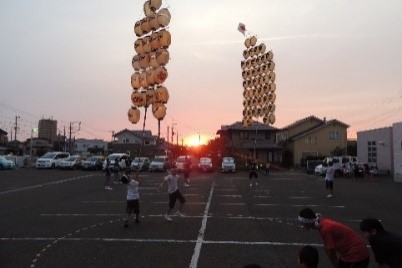 【夕日を背に小若の練習】