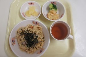 <p>和風スパゲッティー・じゃが芋チーズ焼き・パイン缶・お茶</p>
