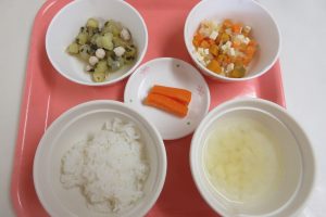 <p>おかゆ、野菜スープ、かぼちゃのうま煮・そぼろあんかけ・野菜スティック</p>
