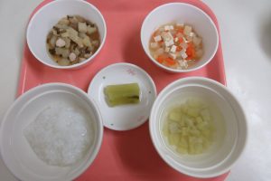 <p>おかゆ・野菜スープ・とろりん肉じゃが・大根と人参の煮物・野菜スティック</p>

