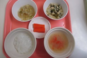 <p>おかゆ・みそスープ・白身魚のくずし煮・青菜と豆腐の煮びたし・野菜スティック</p>
