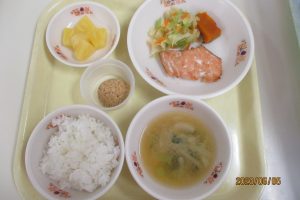 <p>ごはん・納豆・玉ねぎと小松菜のみそ汁・魚のみりんつけ焼き・フルーツ</p>
