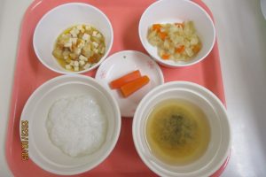 <p>おかゆ・みそスープ・さかなの煮物・キャベツのやわらか煮・野菜スティック</p>
