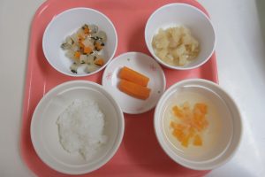 <p>おかゆ・みそスープ・野菜のそぼろ煮・白菜とじゃが芋のつぶし煮・野菜スティック</p>
