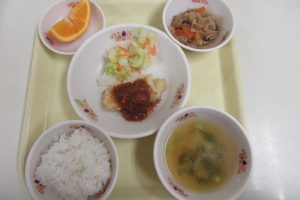 <p>ごはん・えのきと小松菜のみそ汁・魚のサクサクソテー・切り干しだいこん・フルーツ</p>
