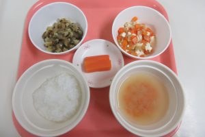 <p>おかゆ・みそスープ・さかなとやさい煮・煮とうふ・野菜スティック</p>
