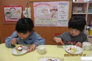 <p>牛乳・誕生会ケーキ</p>

